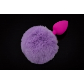 Маленькая розовая силиконовая пробка с пушистым фиолетовым хвостиком - Пикантные штучки