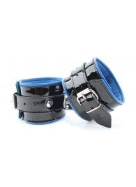 Чёрные лаковые наручники с синим подкладом - БДСМ Арсенал - купить с доставкой в Нижнем Новгороде