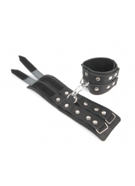 Черные широкие кожаные наручники с заклепками на карабине - Notabu - купить с доставкой в Нижнем Новгороде