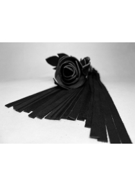 Черная замшевая плеть с лаковой розой в рукояти - 40 см. - БДСМ Арсенал - купить с доставкой в Нижнем Новгороде