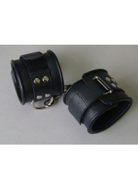 Чёрные кожаные наручники с ремешком с двумя карабинами - Sitabella - купить с доставкой в Нижнем Новгороде