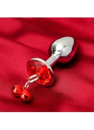 Серебристая анальная пробка с колокольчиками и красным кристаллом - 7 см. - Сима-Ленд