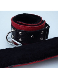 Красно-чёрные кожаные наручники с меховым подкладом - БДСМ Арсенал - купить с доставкой в Нижнем Новгороде
