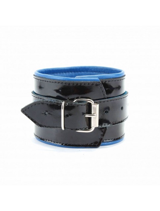 Чёрные лаковые наручники с синим подкладом - БДСМ Арсенал - купить с доставкой в Нижнем Новгороде