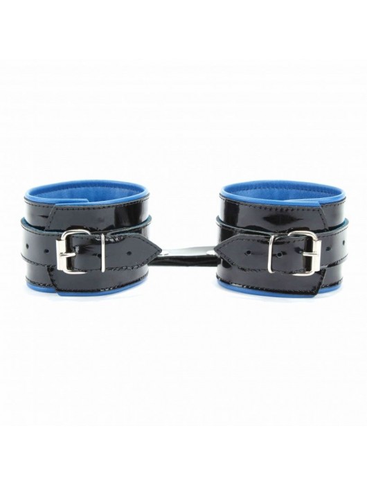 Чёрные лаковые наручники с синим подкладом - БДСМ Арсенал - купить с доставкой в Нижнем Новгороде