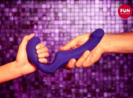 Безремневой фиолетовый страпон Share - Fun Factory - купить с доставкой в Нижнем Новгороде