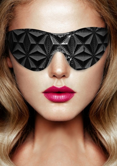 Черная маска на глаза закрытого типа Luxury Eye Mask - Shots Media BV - купить с доставкой в Нижнем Новгороде