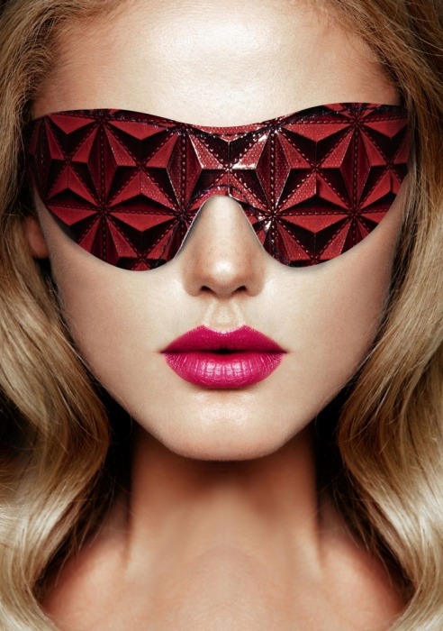 Красно-черная маска на глаза закрытого типа Luxury Eye Mask - Shots Media BV - купить с доставкой в Нижнем Новгороде