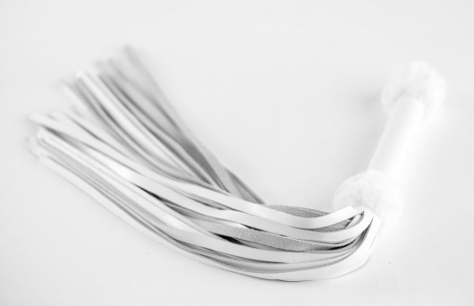 Белая плеть из натуральной кожи с меховой отделкой - 50 см. - БДСМ Арсенал - купить с доставкой в Нижнем Новгороде