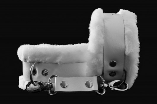 Белые наручники из натуральной кожи с нежным мехом - Джага-Джага - купить с доставкой в Нижнем Новгороде