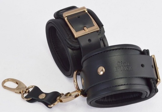 Черные кожаные наручники с золотистыми пряжками и карабином - Sitabella - купить с доставкой в Нижнем Новгороде