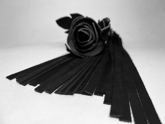 Черная замшевая плеть с лаковой розой в рукояти - 40 см. - БДСМ Арсенал - купить с доставкой в Нижнем Новгороде