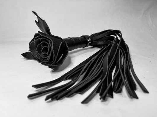 Черная кожаная плеть с розой в рукояти - 40 см. - БДСМ Арсенал - купить с доставкой в Нижнем Новгороде