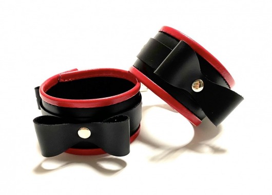 Черно-красные наручники с бантиками из эко-кожи - БДСМ Арсенал - купить с доставкой в Нижнем Новгороде