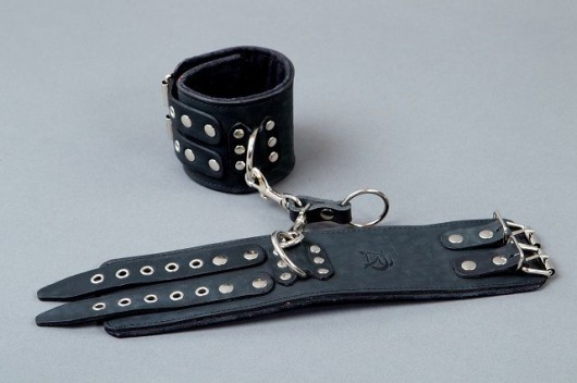 Широкие чёрные кожаные наручники - Подиум - купить с доставкой в Нижнем Новгороде