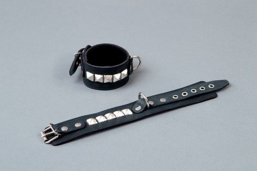 Чёрные кожаные наручники с металлическими квадропуклями - Подиум - купить с доставкой в Нижнем Новгороде