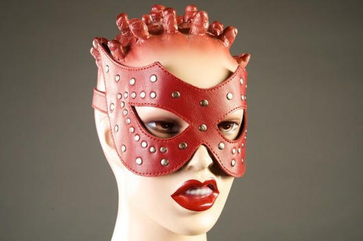 Красная кожаная маска с заклёпками - Подиум - купить с доставкой в Нижнем Новгороде