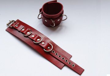 Красные не подшитые кожаные наручники - Beastly - купить с доставкой в Нижнем Новгороде