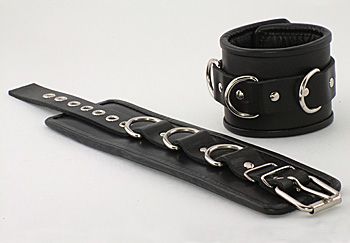 Чёрные наручники с застежкой-ремешком и 3 сварными D-кольцами - Beastly - купить с доставкой в Нижнем Новгороде