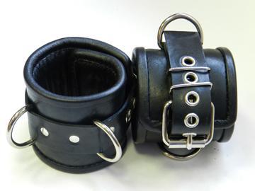 Чёрные наручники с застежкой-ремешком и 3 сварными D-кольцами - Beastly - купить с доставкой в Нижнем Новгороде