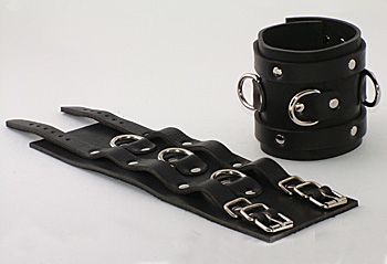 Чёрные не подшитые широкие наручник с 3 D-кольцами - Beastly - купить с доставкой в Нижнем Новгороде