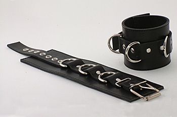 Подшитые чёрные наручники с пряжкой и 3 сварными D-кольцами - Beastly - купить с доставкой в Нижнем Новгороде