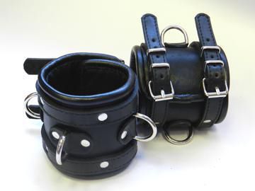 Широкие обернутые наручники из чёрной кожи - Beastly - купить с доставкой в Нижнем Новгороде