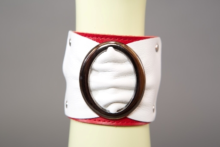 Бело-красный браслет с овальной пряжкой - Подиум - купить с доставкой в Нижнем Новгороде