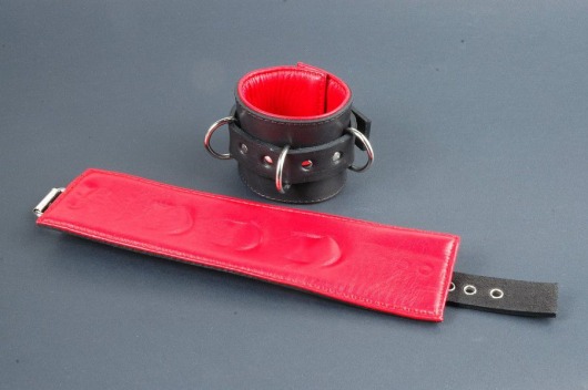 Поддвернутые чёрные наручники с застежкой-ремешком и красной изнанкой - Beastly - купить с доставкой в Нижнем Новгороде