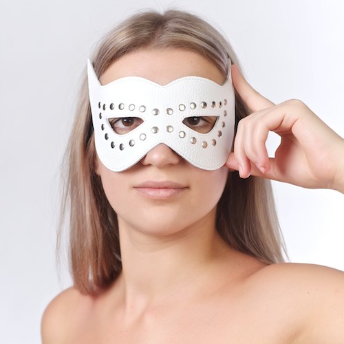 Белая маска на глаза с разрезами и заклепками - Sitabella - купить с доставкой в Нижнем Новгороде