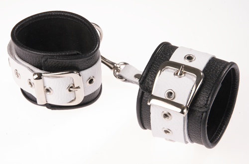 Чёрно-белые кожаные наручники с ремешком с двумя карабинами - Sitabella - купить с доставкой в Нижнем Новгороде