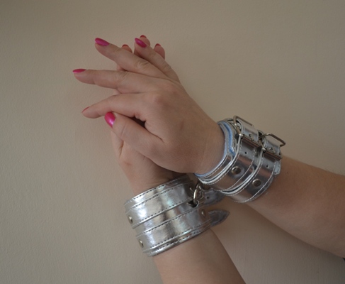 Серебристые наручники с коротким ремешком и никелированной фурнитурой - Sitabella - купить с доставкой в Нижнем Новгороде