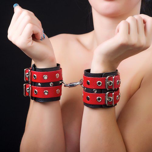 Красно-чёрные наручники из кожи - Sitabella - купить с доставкой в Нижнем Новгороде