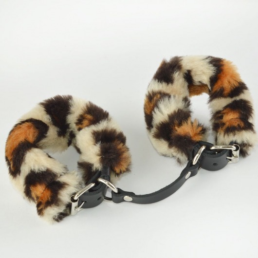 Черные кожаные наручники со съемной леопардовой опушкой - Sitabella - купить с доставкой в Нижнем Новгороде
