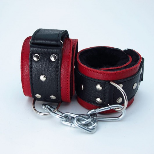 Красно-чёрные кожаные наручники с меховым подкладом - БДСМ Арсенал - купить с доставкой в Нижнем Новгороде