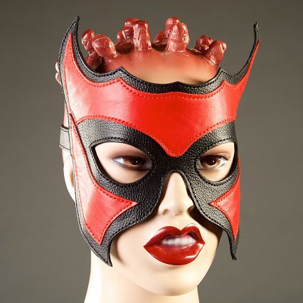Кожаная маска-очки с красной вставкой - Подиум - купить с доставкой в Нижнем Новгороде