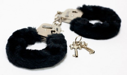 Меховые черные наручники с ключами - Toy Joy - купить с доставкой в Нижнем Новгороде