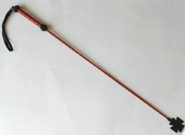 Плетеный длинный красный лаковый стек с наконечником-крестом - 85 см. - Подиум - купить с доставкой в Нижнем Новгороде