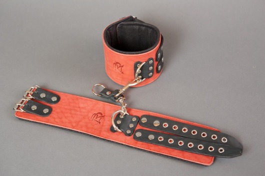 Широкие красные наручники из кожи на чёрных ремешках - Подиум - купить с доставкой в Нижнем Новгороде