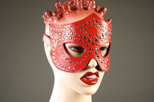 Красная маска-очки с фурнитурой в виде заклепок - Подиум - купить с доставкой в Нижнем Новгороде