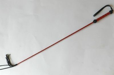 Плетеный длинный красный лаковый стек с наконечником-кисточкой - 85 см. - Подиум - купить с доставкой в Нижнем Новгороде