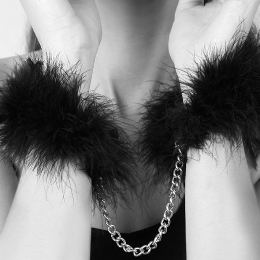 Перьевые наручники Za Za Zu Feather Handcuffs Bijoux - Bijoux Indiscrets - купить с доставкой в Нижнем Новгороде