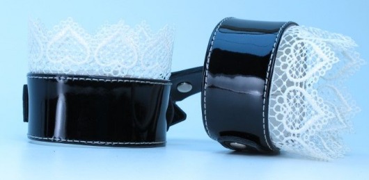Изысканные чёрные наручники с белым кружевом - БДСМ Арсенал - купить с доставкой в Нижнем Новгороде