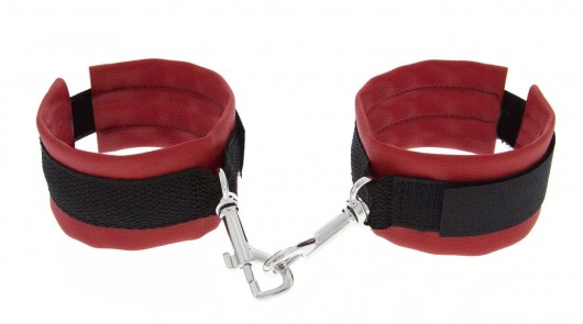 Красно-чёрные полиуретановые наручники Luxurious Handcuffs - Blush Novelties - купить с доставкой в Нижнем Новгороде