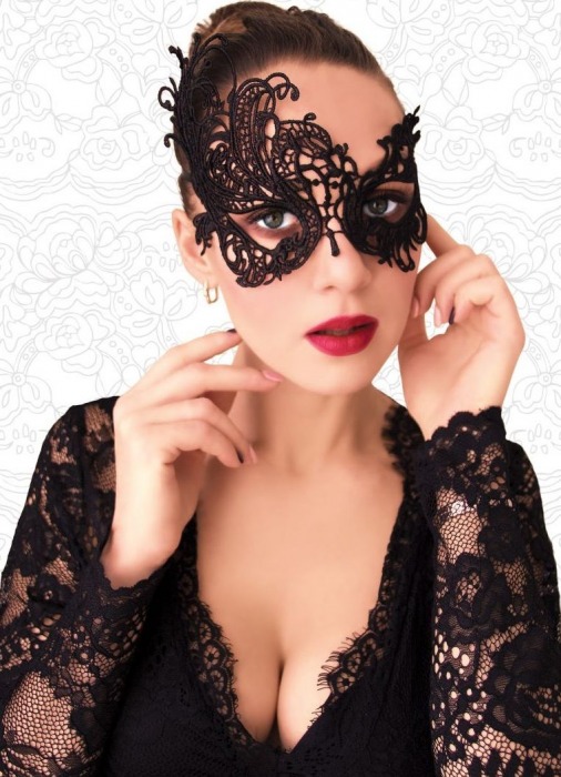 Ажурная асимметричная маска чёрного цвета - FlirtOn купить с доставкой
