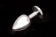 Маленькая серебристая анальная пробка с круглым кончиком и рубиновым кристаллом - 7 см. - Пикантные штучки - купить с доставкой в Нижнем Новгороде