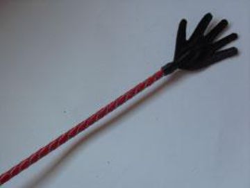 Длинный плетённый стек с наконечником-ладошкой и красной рукоятью - 85 см. - Подиум - купить с доставкой в Нижнем Новгороде