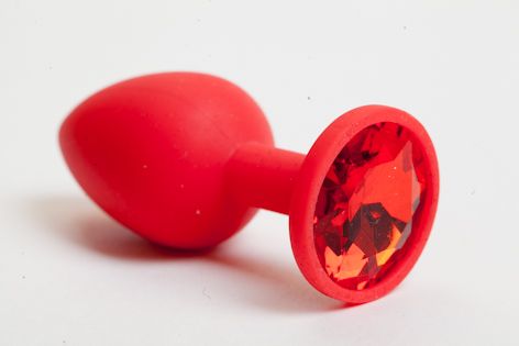 Красная силиконовая анальная пробка с красным стразом - 7,1 см. - 4sexdreaM - купить с доставкой в Нижнем Новгороде